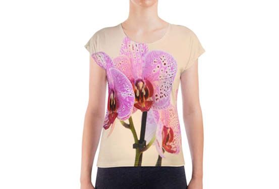 T-shirt met orchidee bloemen in magenta, wit en een rood hart.